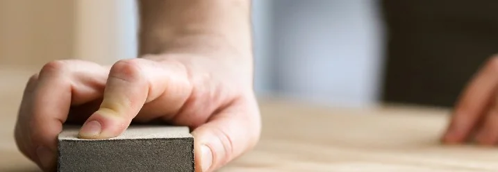 Hand schleift Holzplatte mit Schleifklotz